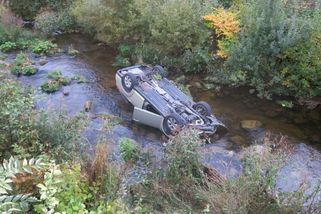 V řece v Tanvaldu našli auto a v něm mrtvého seniora - Novinky